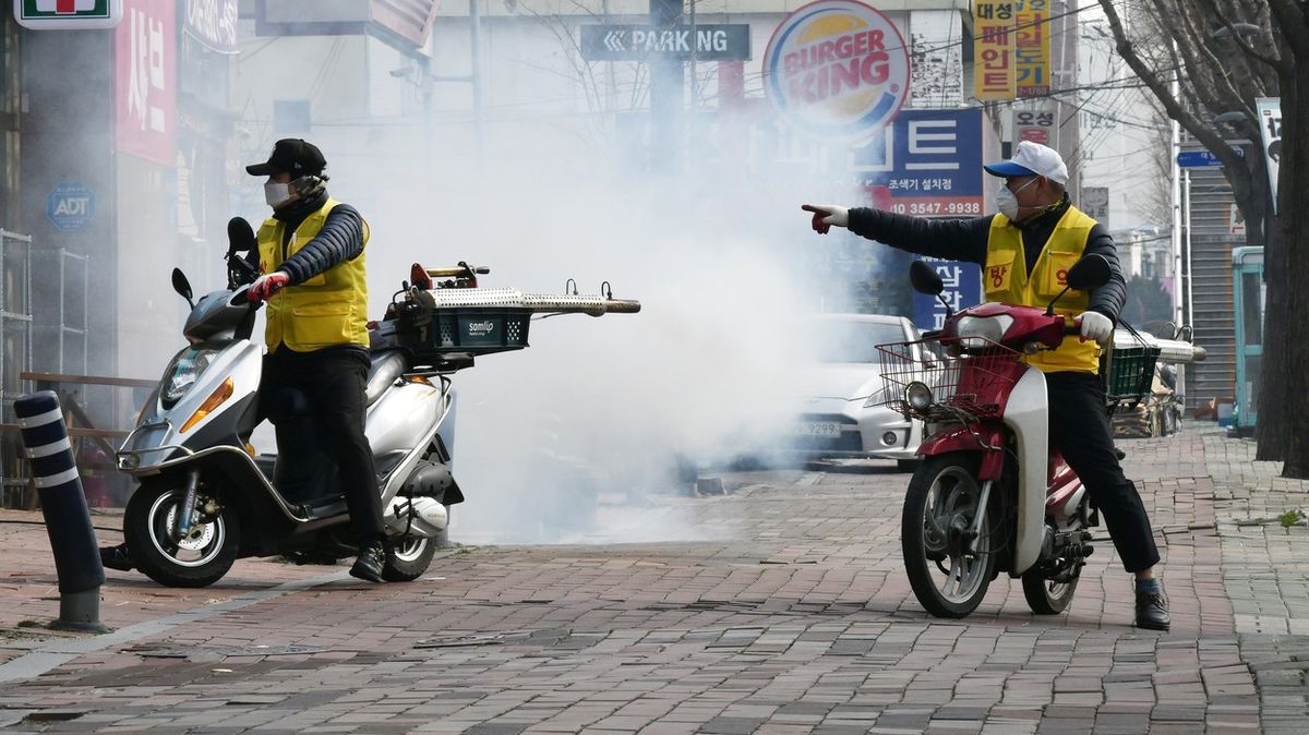 Foto: Jižní Korea zahájila dezinfekce ulic, nákazu šíří náboženské skupiny
